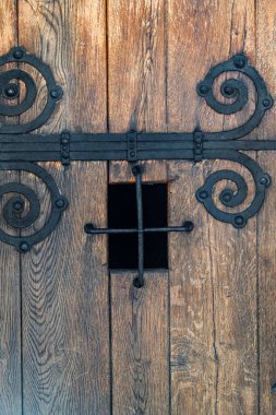 Kaledeki eski ahşap kapı.