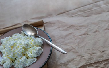 eski kağıt arka plan üzerinde bir tabak içinde süzme peynir