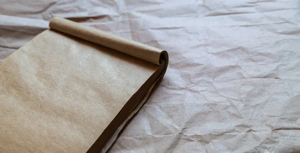 Starego notebooka na tle papieru — Zdjęcie stockowe