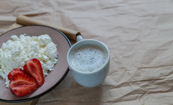 Fiocchi di latte e fragole in un piatto su sfondo di carta — Foto Stock