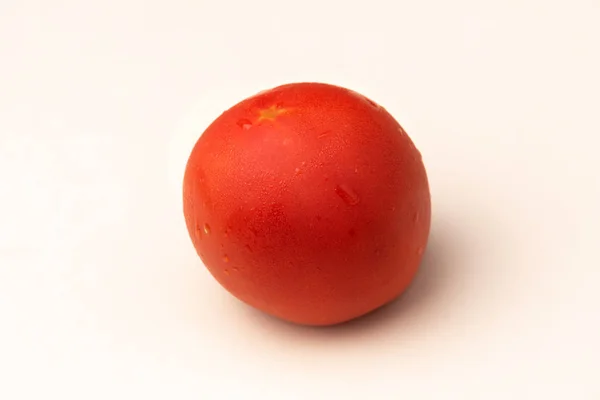 Delicioso tomate jugoso cultivado bajo los rayos del sol del sur — Foto de Stock