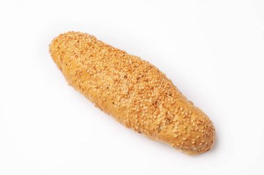 beyaz zemin üzerine taze pişmiş ekmek