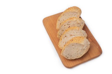 beyaz zemin üzerine taze pişmiş ekmek