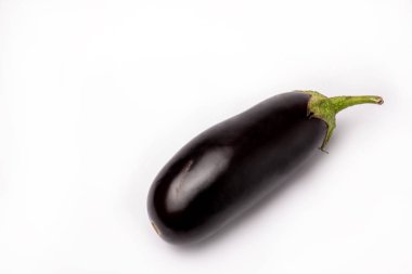 Beyaz arka planda patlıcan