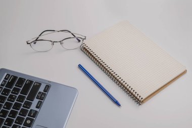 beyaz arka plan üzerinde kırtasiye, defter ve kalem