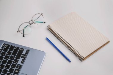 beyaz arka plan üzerinde kırtasiye, defter ve kalem