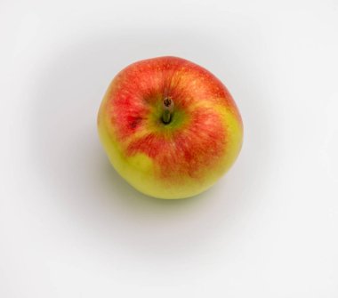 Beyaz bir arka plan üzerinde sulu lezzetli elma. Elma diyeti