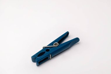 Üzerine asılı bir ipe giysi takmak için kelepçe