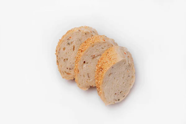 Pão assado na hora em um fundo branco — Fotografia de Stock