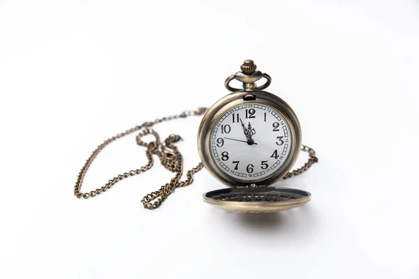 Vecchio orologio da tasca primo piano isolato su sfondo bianco — Foto Stock