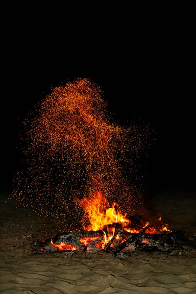 Nachtfeuer an den Ufern des Mittelmeeres lizenzfreie Stockbilder