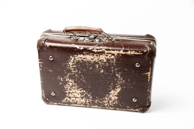 Beyaz arkaplanda izole edilmiş eski bavul