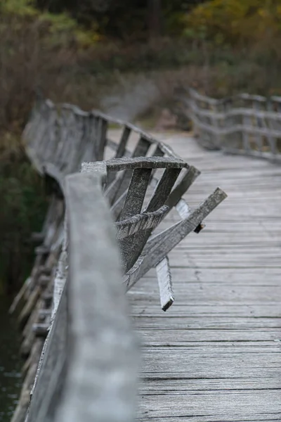 Antiguo puente de madera sobre el lecho del río —  Fotos de Stock