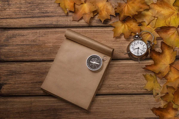 Foglie di autunno su sfondo di legno vecchio primo piano, c'è un plac — Foto Stock