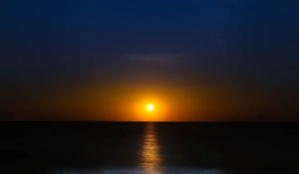 Luna Paisaje Sobre Horizonte Sobre Mar Luz Luna Panorama Con —  Fotos de Stock