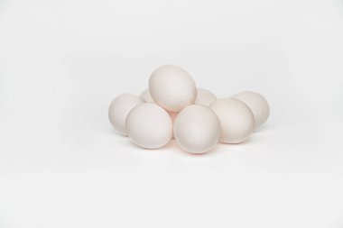 Beyaz arka planda tavuk yumurtası