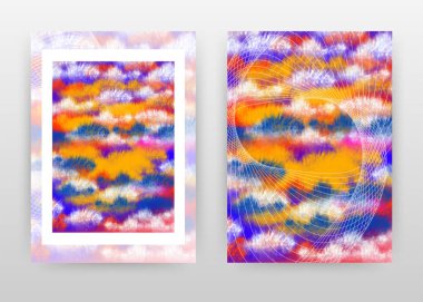 Için beyaz dalgalı çizgiler ile renkli fırçalanmış resim sanatı tasarımı 