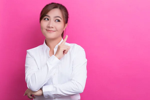 Mujer asiática tiene pensamiento positivo sobre fondo aislado —  Fotos de Stock