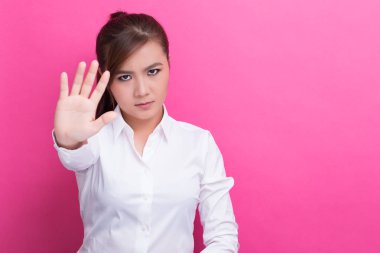 Kadın dur işareti yapıyor.