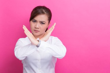 Kadın dur işareti yapıyor.