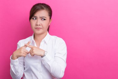 Kadın dur işareti yapıyor.