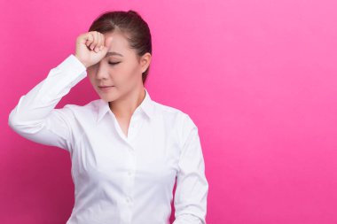 Asyalı kadın baş ağrısı var
