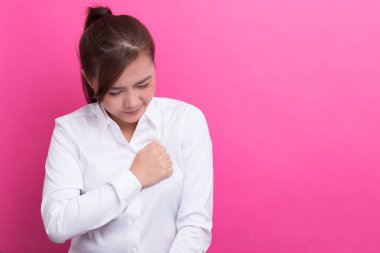 Kadının göğüs ağrısı vardır