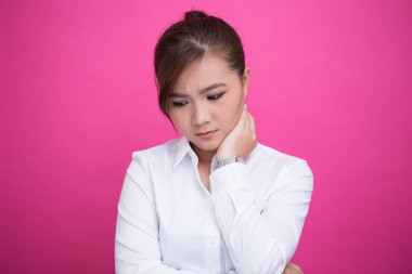 İzole edilmiş arka planda ağlayan kadın