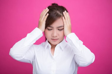 Asyalı kadın baş ağrısı var