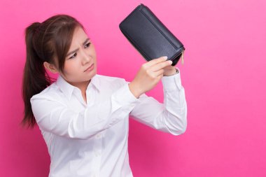 Zavallı kadın boş cüzdan ile