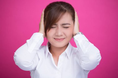 Asyalı kadın kulaklarını kapat