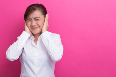 Asyalı kadın kulaklarını kapat