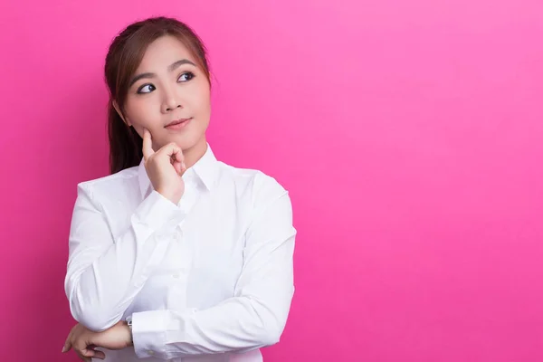 Asyalı kadın izole arka plan üzerinde olumlu düşünüyor — Stok fotoğraf