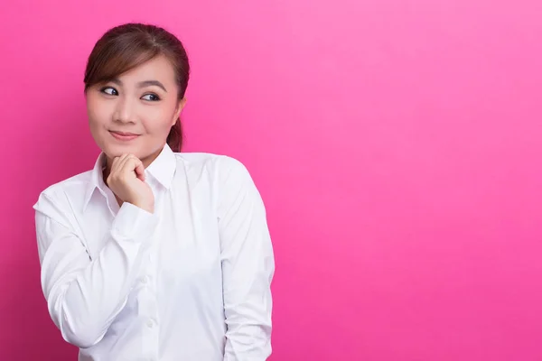 Asiatisk kvinna känner sig blyg och ler — Stockfoto