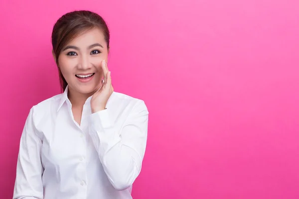 Lycklig asiatisk kvinna gör skvaller gest — Stockfoto