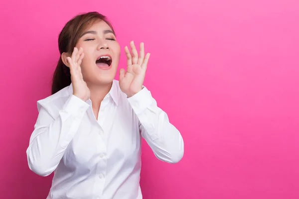 Mutlu asyalı kadın bağırma jestyapmak — Stok fotoğraf