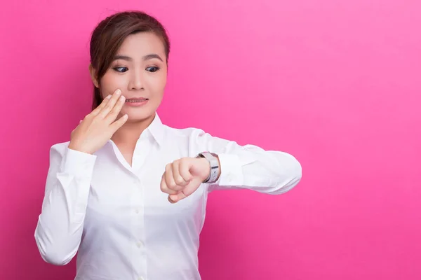 Mujer tímida revisa su reloj llega tarde —  Fotos de Stock