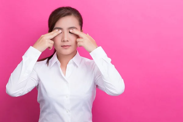 Asiatisk kvinna har ögonsmärta — Stockfoto