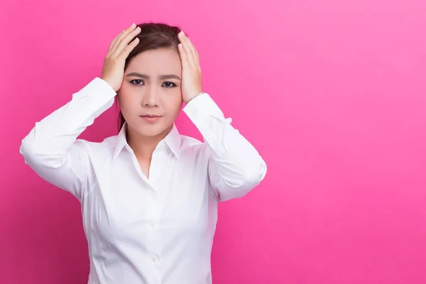 Mujer asiática tiene dolor de cabeza —  Fotos de Stock