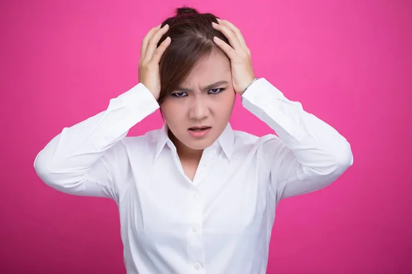 Mujer enojada gritando y tirando de su pelo —  Fotos de Stock