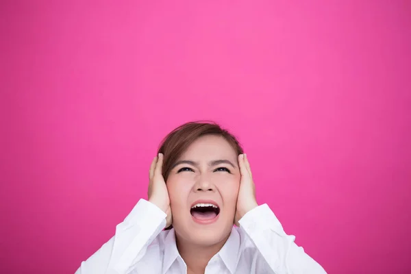 Rozzlobená žena křičí a tahá ji za vlasy — Stock fotografie