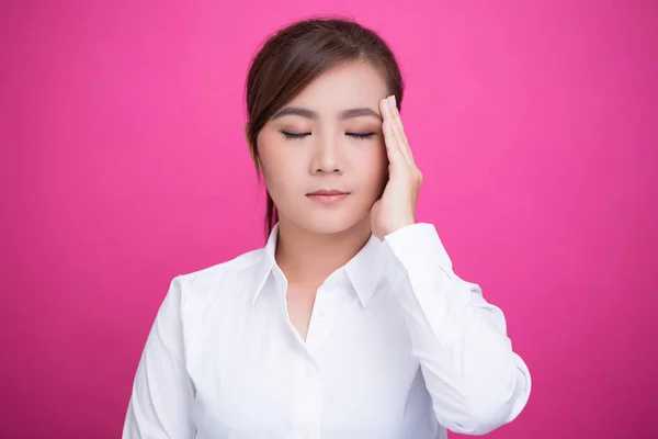 Mujer asiática tiene dolor de cabeza — Foto de Stock