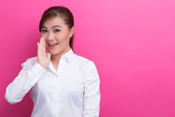 Feliz mulher asiática fazer o gesto fofoca — Fotografia de Stock
