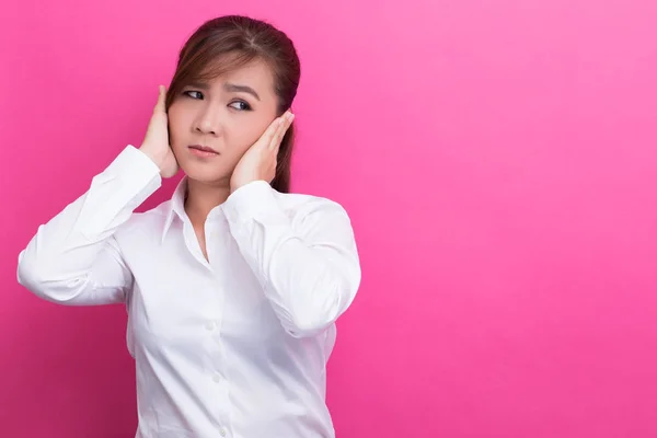 Asyalı kadın kulaklarını kapat — Stok fotoğraf