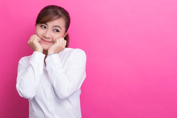 Aziatische vrouw voelen verlegen en glimlachen — Stockfoto