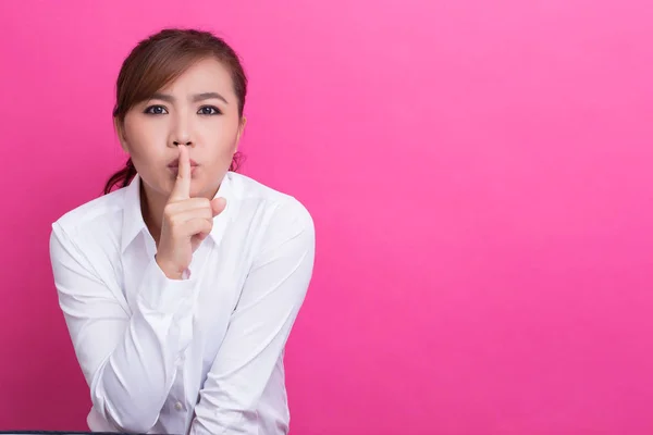 Asiatico donna fare quiet gesto — Foto Stock