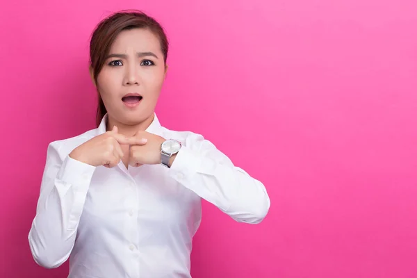 Mujer tímida revisa su reloj llega tarde —  Fotos de Stock