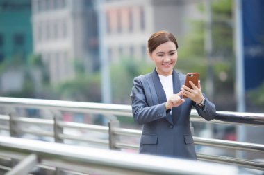 Akıllı telefonu yazan kadın ve o mutlu hissediyorum