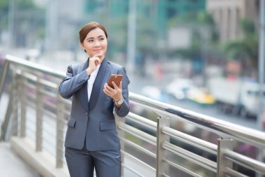 İş kadını akıllı telefon kullanımı ve olumlu düşünme var