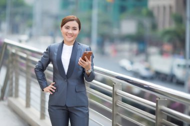 Akıllı telefonu yazan kadın ve o mutlu hissediyorum